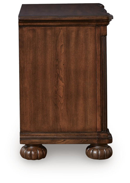 Lavinton Queen Poster Bed, Dresser, Mirror, Chest and Nightstand